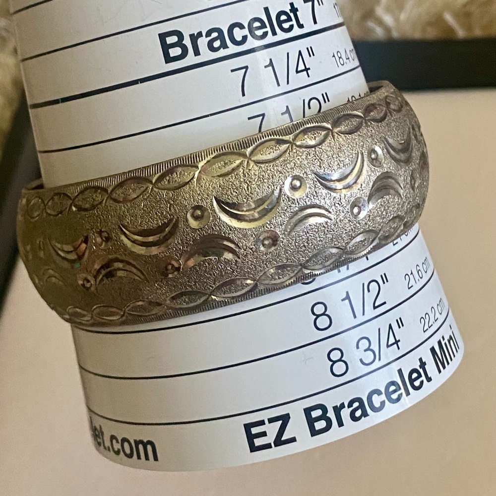 Vintage Silver Tone Etched Bangle Bracelet - Picture 8 of 10